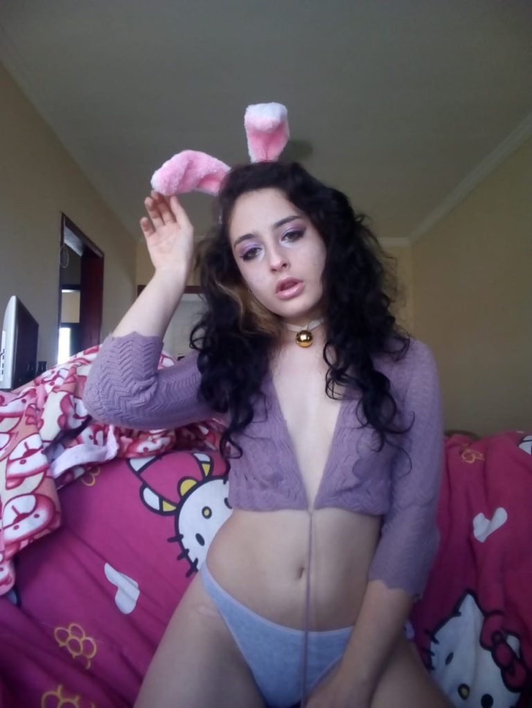 Neila se caresse devant sa webcam